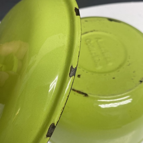 American Collection Enameled Cast Iron Pan with Lid - Picture 16 of 17